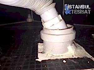 pis-su-borusundan-kanalizasyon-kokusu-geliyor